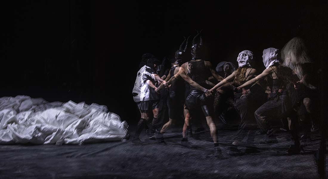 Igor Urzelai et Moreno Solinas présentent « Karrasekare » - Critique sortie Danse Paris Théâtre de la Ville Les Abbesses