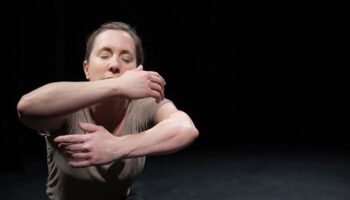 Sous la direction d’Éric Métayer, Andréa Bescond reprend Les Chatouilles ou la danse de la colère - Critique sortie Théâtre Paris THEATRE DE L'ATELIER