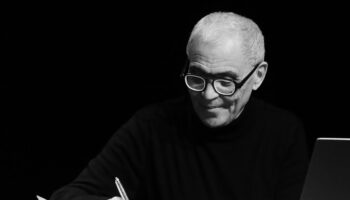 Ahmed Madani poursuit son enquête sur les jeunesses des quartiers populaires avec le projet « Si tu me cherches, tu me trouves » - Critique sortie Théâtre Cergy Points Communs - Théâtre 95