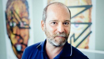 « Les Paravents » de Jean Genet : Arthur Nauczyciel crée un espace où se mêlent poétique et politique - Critique sortie Théâtre Paris Odéon-Théâtre de l’Europe