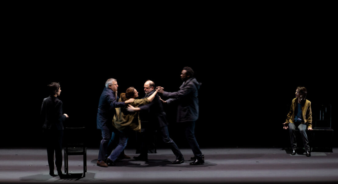 Joël Pommerat recrée « La Réunification des deux Corées » : un théâtre total tout en contrastes, porté par d’éblouissants interprètes - Critique sortie Théâtre Paris Théâtre de la Porte Saint-Martin