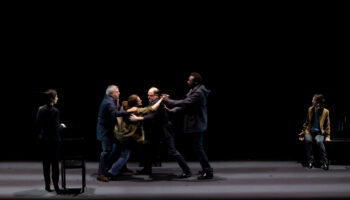 Joël Pommerat recrée « La Réunification des deux Corées » : un théâtre total tout en contrastes, porté par d’éblouissants interprètes - Critique sortie Théâtre Paris Théâtre de la Porte Saint-Martin