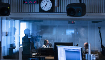 Le Collectif BERLIN et Yves Degryse présentent “The making of Berlin”, un portrait inattendu qui mêle le vrai et le faux - Critique sortie Théâtre Le CENTQUATRE-PARIS