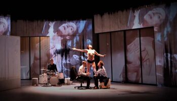 « Toute nue » d’Emilie Anna Maillet : une création qui ne se laisse aller à aucune longueur - Critique sortie Théâtre Paris Théâtre de la Tempête