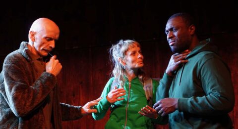 « Cadeau » spectacle hybride et inclassable conçu par Paul Courlet - Critique sortie Avignon / 2024 Avignon Avignon Off. Théâtre du Train Bleu