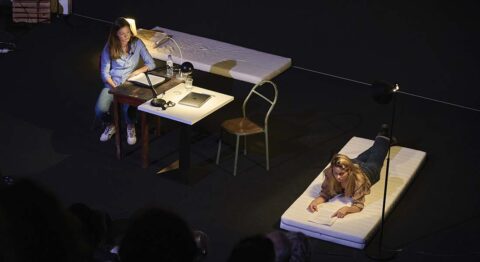 « Le Journal de guerre d’Olga et Sasha » porte à la scène les pensées quotidiennes de deux sœurs ukrainiennes - Critique sortie Avignon / 2024 Avignon Avignon Off. La Manufacture