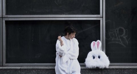 « La motivation » d’Aurélia Tastet, une pièce qui flirte sérieusement avec l&rsquo;absurde - Critique sortie Avignon / 2024 Villeneuve-lès-Avignon Avignon Off. Festival Villeneuve en Scène