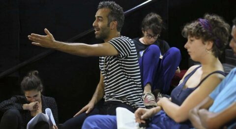 Kheireddine Lardjam présente « Nulle autre voix » de Maïssa Bey, un texte sur une femme qui a tué son mari et sort de prison - Critique sortie Avignon / 2024 Avignon Avignon Off. Théâtre Artéphile