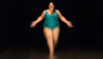 Silvia Gribaudi imagine « R. OSA » un solo facétieux dansé par Claudi Marsicano - Critique sortie  Paris Lycée Jacques-Decour