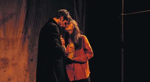 « 4211 km », le bijou théâtral d’ Aïla Navidi - Critique sortie Avignon / 2024 Avignon Avignon Off. Le 11 · Avignon