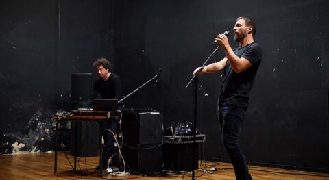 « Écoute ! (d’après Léo Ferré) » un récital au-delà de l’hommage - Critique sortie Avignon / 2024 Avignon Avignon Off. Théâtre de l’Arrache-Cœur