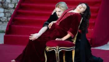 Muriel Mayette-Holtz met en scène « Phèdre » aux Arènes de Cimiez : la belle et tragique avancée de la souffrance amoureuse - Critique sortie Théâtre Arènes de Cimiez