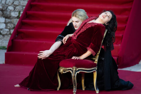 Muriel Mayette-Holtz met en scène « Phèdre » aux Arènes de Cimiez : la belle et tragique avancée de la souffrance amoureuse - Critique sortie Théâtre Arènes de Cimiez