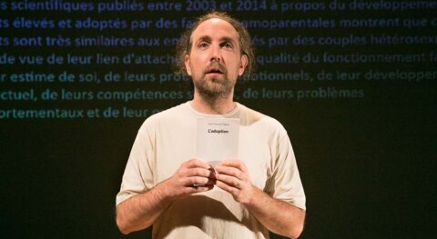 Dans « À voix puissante », Laurent Franchi fait une conférence karaoké autour de son parcours d’adoptant - Critique sortie Avignon / 2024 Avignon Avignon Off. L'Entrepôt
