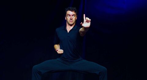 « Au nom du père, du fils et de Jackie Chan », entre jeu, création sonore et cascades chorégraphiées - Critique sortie Avignon / 2024 Avignon Avignon Off. Artéphile