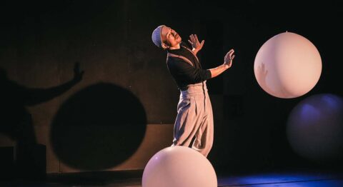 « Blanc de blanc » de Shu Okuno, solo poétique en langage silencieux et corporel - Critique sortie Avignon / 2024 Avignon Avignon off. Théâtre Transversal