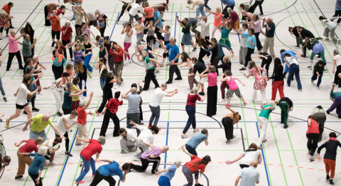 « Cercles » de Boris Charmatz , une humanité bondissante, une multitude tournoyante - Critique sortie Avignon / 2024 Avignon Stade de Bagatelle
