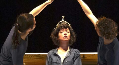 « Venise, récit chanté d’un corps », Fanny Chériaux raconte l’épopée pop de son corps, accompagnée par Nicolas Bonneau à la mise en scène - Critique sortie Avignon / 2024 Avignon Avignon Off. Le 11 · Avignon
