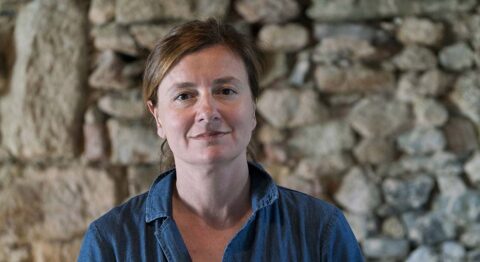 « Avignon, une école » de Fanny de Chaillé, une proposition qui se réapproprie des archives du festival pour les interroger au présent - Critique sortie Avignon / 2024 Avignon Festival d’Avignon. Cloître des Célestins