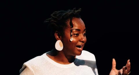 « Faut qu’ça sorte », récit émotionnel, personnel et collectif d’Essé Messan - Critique sortie Avignon / 2024 Avignon Avignon Off. Théâtre des Lila’s