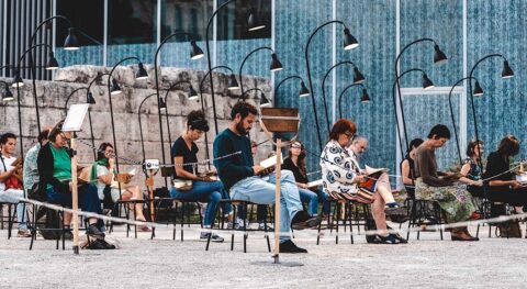 « HOME/LAND », installation vivante et participative de Dion Doulis, Karin Holmström et Philippe Laliard - Critique sortie Avignon / 2024 Villeneuve lez Avignon Avignon Off. Festival Villeneuve en Scène