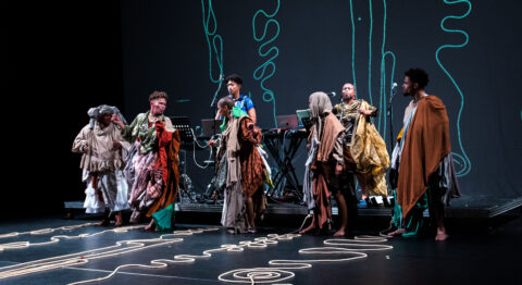 “… How in salts desert is it possible to blossom…” par Robyn Orlin et les danseurs du Garage Dance Ensemble : l’énergie vitale de la danse au cœur d’une histoire méconnue - Critique sortie Danse Théâtre Garonne