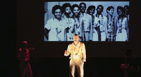 Michel Belletante met en scène « Ils ne méritent pas tes larmes » de Thomas Snégaroff sur l’histoire d’une adolescente américaine empêchée d’entrer dans un lycée d’Arkansas - Critique sortie Avignon / 2024 Avignon Avignon Off. Le Petit Louvre