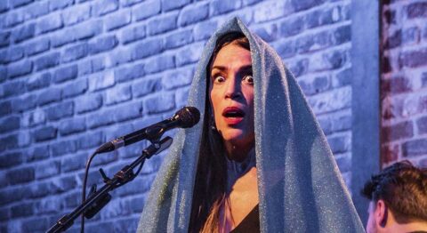 Nawel Dombrowsky dans « Incarnée », spectacle en chansons - Critique sortie Avignon / 2024 Avignon Avignon Off. Théâtre de l’Arrache-Cœur
