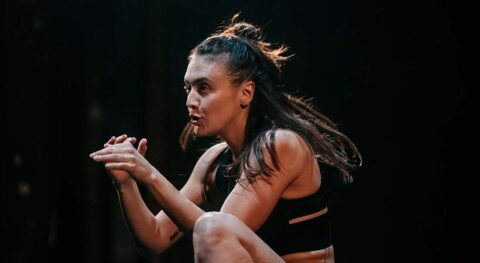 Juliette Bayi et Élodie Menant mettent en scène « L’odeur de la guerre », portrait d’une jeune femme d’aujourd’hui - Critique sortie Avignon / 2024 Avignon Avignon Off. La Scala Provence