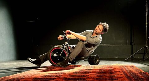 « Le Glaneur » un solo homérique en hommage au 13e Art de Romain Bertet - Critique sortie Avignon / 2024 Avignon Avignon Off. La Manufacture