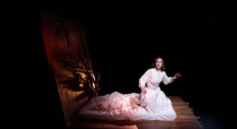 « Le papier peint jaune » expose les motifs du mal-être maternel - Critique sortie Avignon / 2024 Avignon Avignon off. Théâtre Transversal