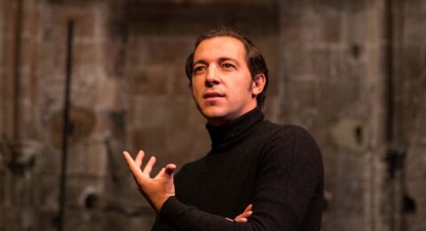 Julien Gelas reprend « Lettres à un ami allemand » le plaidoyer d’Albert Camus contre la vanité de la grandeur nationaliste - Critique sortie Avignon / 2024 Avignon Avignon Off. Le Petit Louvre