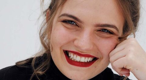 Lisa Guez met en scène « Vertébré », le texte d’Alexandre Tran sur Sosthène, moraliste extraterrestre - Critique sortie Avignon / 2024 Avignon Avignon Off. Théâtre des Carmes-André Benedetto