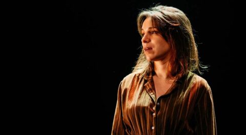 Marie Torreton porte Charlotte Delbo à la scène dans « Prière aux vivants » - Critique sortie Avignon / 2024 Avignon Avignon Off. La Scala Provence