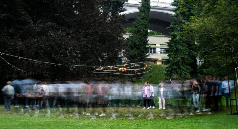 « Ouverture » de Géraldine Chollet, une « pièce pour danseur.euses et public cheminant » - Critique sortie Avignon / 2024 Villeneuve lez Avignon Avignon Off. La Chartreuse de Villeneuve-lès-Avignon