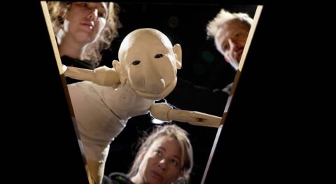 « Pouvoir » par les artistes belges de la compagnie Une Tribu Collectif, spectacle de marionnette bien dialogué et drôle - Critique sortie Avignon / 2024 Avignon Avignon Off. Théâtre des Doms