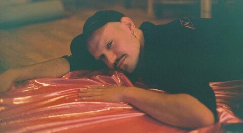 « Sauvez Bâtard » de Thymios Fountas, fable tragi-comique - Critique sortie Avignon / 2024 Avignon Avignon Off. Théâtre des Doms