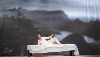 Laurent Gaudé s’empare de la figure d’Alexandre Le Grand dans « Le tigre bleu de l’Euphrate » - Critique sortie Théâtre Paris Théâtre de la Colline