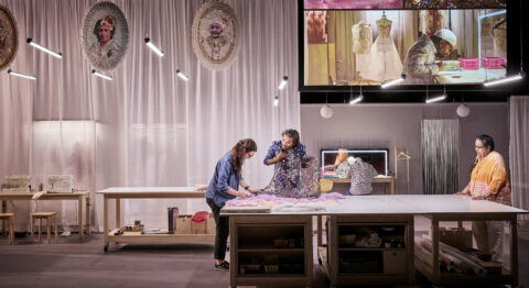 Entre Paris, Alençon et Mumbai, « Lacrima » de Caroline Guiela Nguyen met en lumière des vies de passion et de violence - Critique sortie Avignon / 2024 Avignon Gymnase du Lycée Aubanel