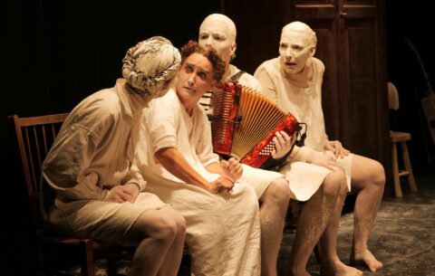 “Blanche” de la cie Hecho en casa : ouvrir le grand livre de l’histoire d’une vie - Critique sortie Avignon / 2024 Avignon Présence Pasteur