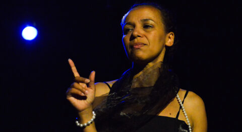 Naïsiwon El Aniou incarne Billie Holiday dans un biopic seul en scène, « Sunny Side » - Critique sortie Avignon / 2024 Avignon Théâtre des Lila's