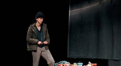 Librement inspiré de L&rsquo;Attrape-cœurs, Holden révèle le talent de la jeune comédienne Mégane Ferrat - Critique sortie Avignon / 2024 Avignon Avignon Off. Théâtre des Halles