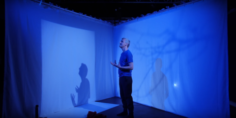 Olivier Ruidavet donne une leçon de philosophie dans un seul en scène, « La Joie », adaptation du roman de Charles Pépin - Critique sortie Avignon / 2024 Avignon Artéphile