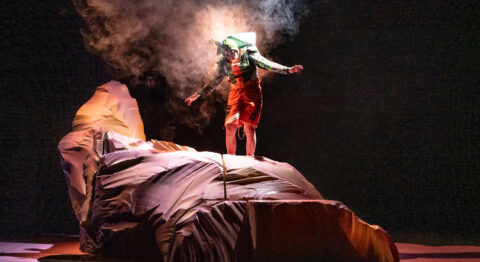 “Sauvez Bâtard” de Thymios Fountas : un conte queer, absurde et psychédélique qui célèbre la beauté de la marge - Critique sortie Avignon / 2024 Avignon Avignon Off. Théâtre des Doms