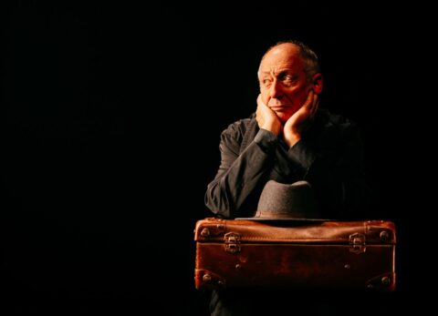 Sam Karmann avec « Tant pis c’est moi » nous présente un stand-up autobiographique tout en sensibilité et finesse - Critique sortie Théâtre Paris La Scala Paris