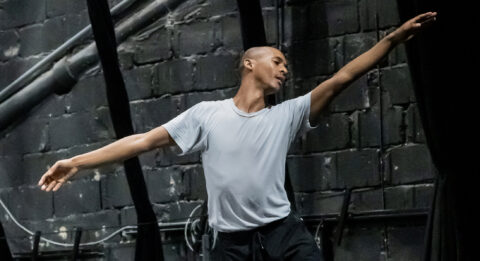 « Untitled (Nostalgia Act 3) », acte artistique intime et délicat de Tiran Willemse - Critique sortie Avignon / 2024 Avignon Avignon Off. Les Hivernales