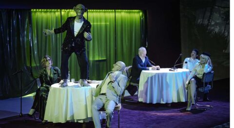 « Elizabeth Costello, Sept leçons et cinq contes moraux » par Krzysztof Warlikowski : une traversée théâtrale virtuose mais trop elliptique - Critique sortie Avignon / 2024 Avignon Cour d’honneur du Palais des Papes