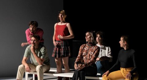 « Entrée des artistes » d’Ahmed Madani interroge le désir de théâtre de jeunes interprètes : une quête de sens bouleversante et réjouissante - Critique sortie Avignon / 2024 Avignon Théâtre des Halles