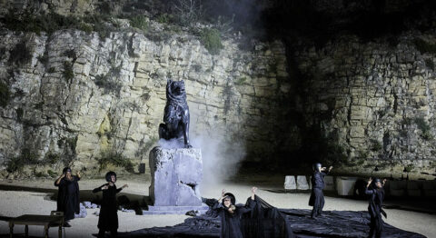 Tiago Rodrigues crée « Hécube, pas Hécube », éternel combat d’une mère pour son enfant - Critique sortie Avignon / 2024 Boulbon Carrière de Boulbon