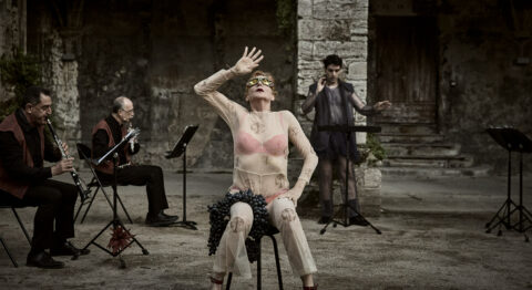 La Ribot crée « Juana ficción » : quel ennui ! - Critique sortie Avignon / 2024 Avignon Cloître des Célestins